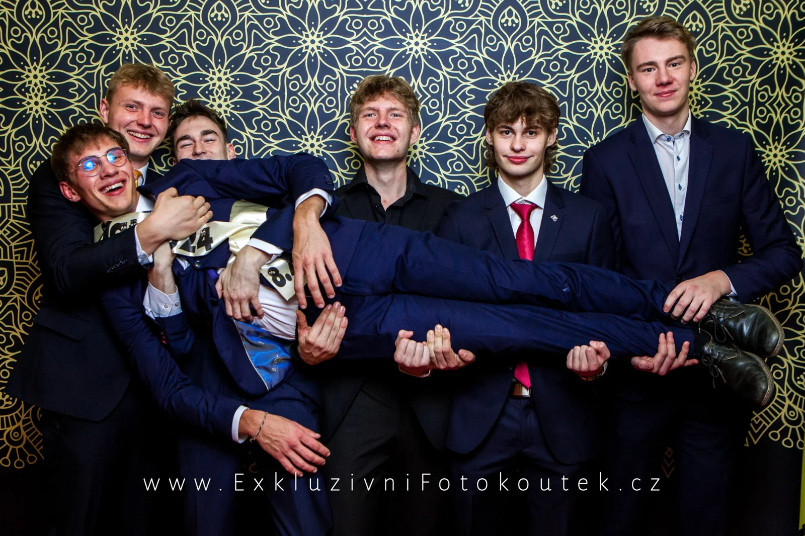 Maturanti se baví ve fotokoutku